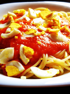 Una foto de Espaguettis con salsa de verdura y huevo