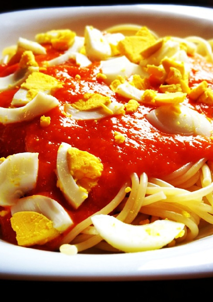 Una foto de Espaguettis con salsa de verdura y huevo