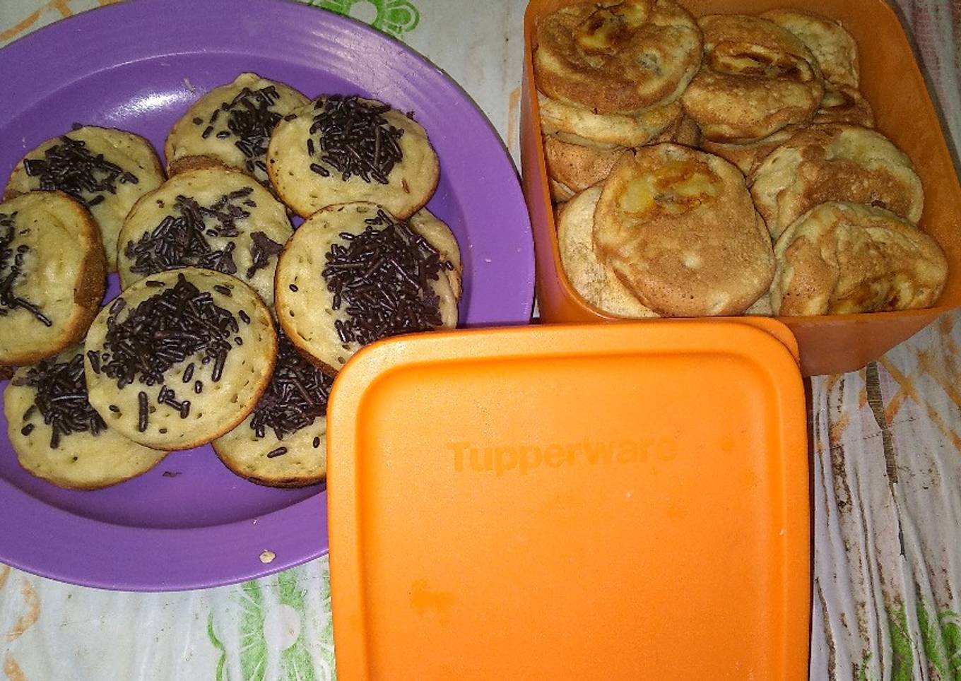 Kue pisang isi misis.