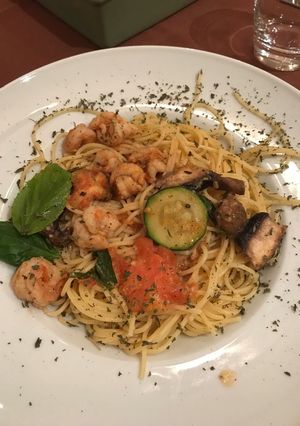 Una foto de Pasta con camarones al olivo