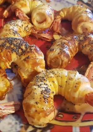 Foto di Gamberoni in pasta sfoglia con semi di papavero