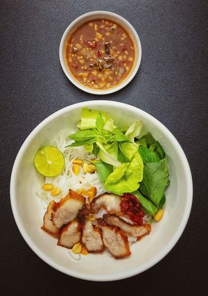 Hình của món Bún mắm nêm heo quay.