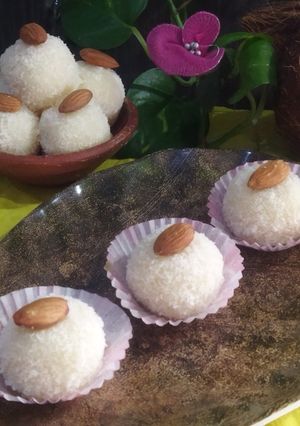 नारियल मावा लडू (nariyal mawa ladoo recipe in Hindi) रेसिपी मुख्य फोटो