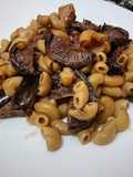 Macaroni con salsa de hongos shiitake y pollo