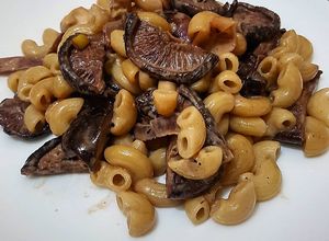 Una foto de Macaroni con salsa de hongos shiitake y pollo