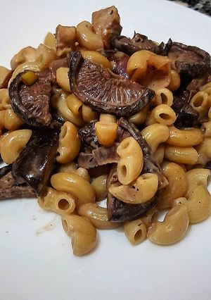 Una foto de Macaroni con salsa de hongos shiitake y pollo