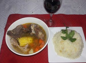 Una foto de Sancocho de tres carnes.🍽🍜