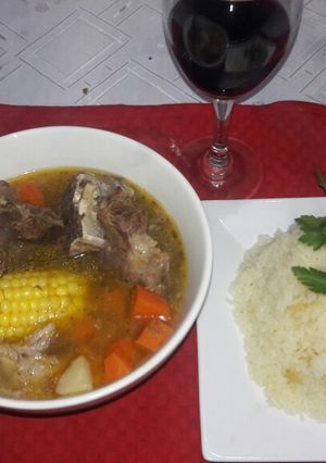 Una foto de Sancocho de tres carnes.🍽🍜