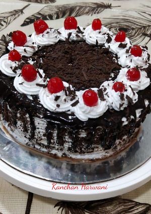 ब्लैक फॉरेस्ट केक(Black forest cake recipe in Hindi) रेसिपी मुख्य फोटो