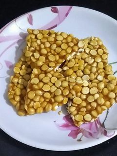 દાળિયા ની ચીકી (Daliya Chiki Recipe In Gujarati) રેસીપી મુખ્ય ફોટો