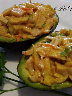 Una foto de Aguacates rellenos de surimi