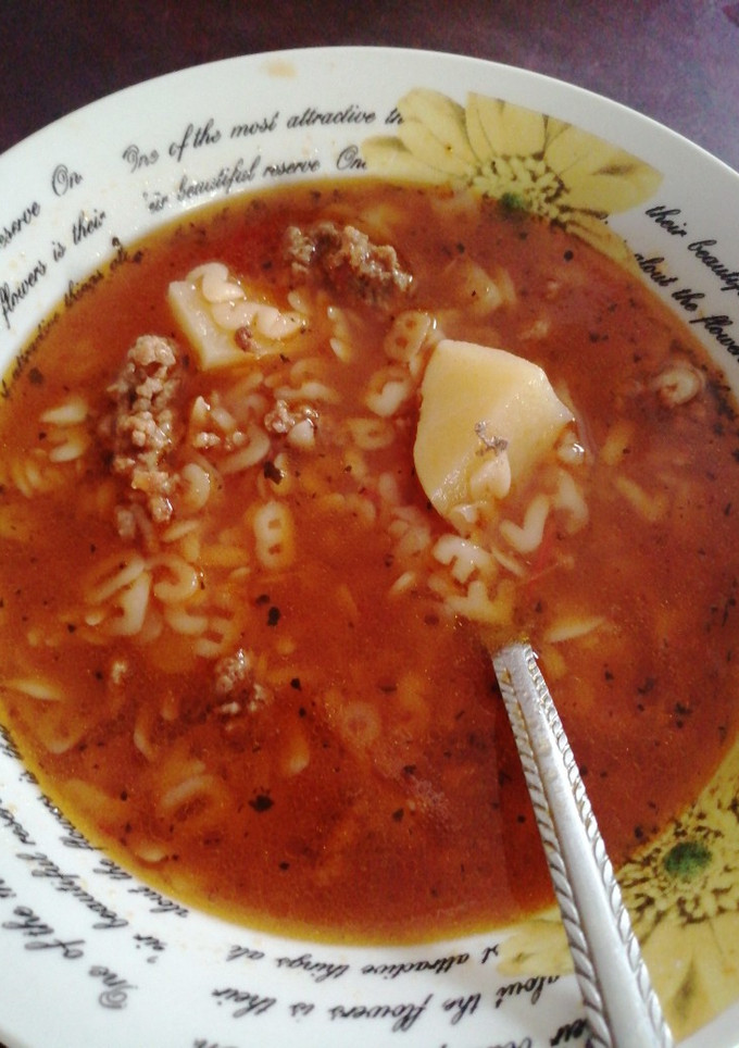 Una foto de Sopa de letras y carne molida