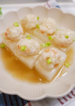 電鍋料理「冬瓜蒸蝦滑」鮮美又清爽。 的食譜成品照片