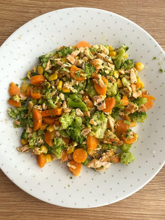 Una foto de Salteado de brócoli con salmón 🥦