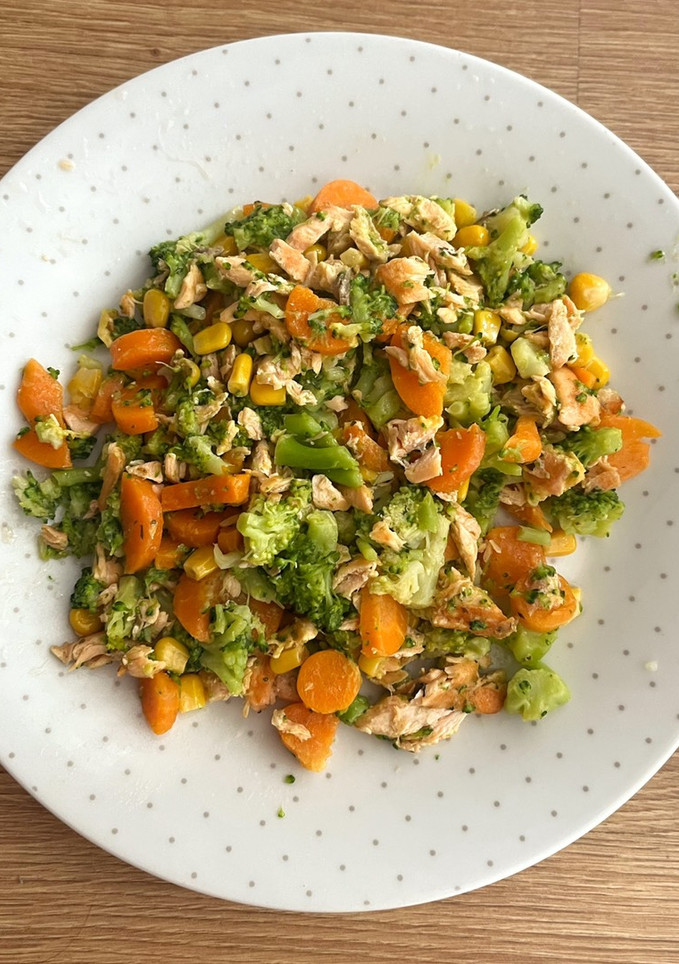 Una foto de Salteado de brócoli con salmón 🥦