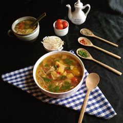 A picture of Pineapple and bean sprouts soup.