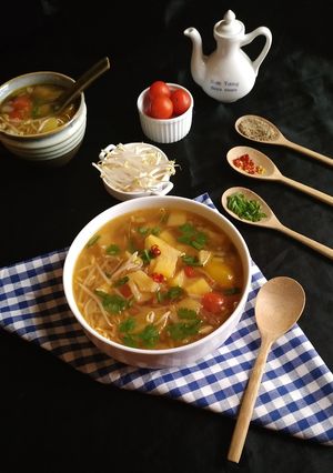 A picture of Pineapple and bean sprouts soup.