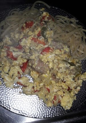 Una foto de Revuelto de carne con Huevos