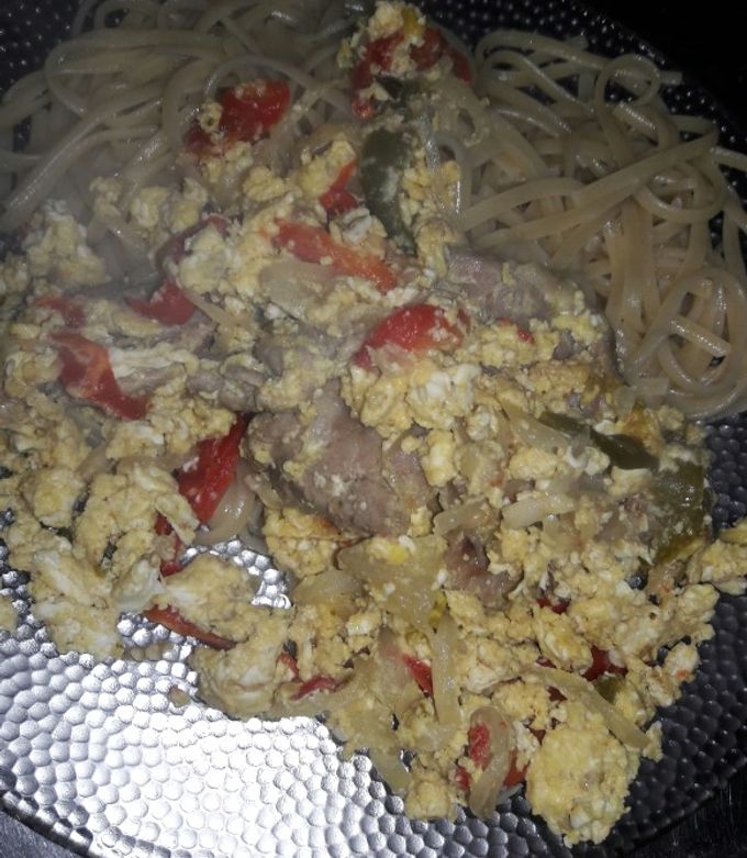 Una foto de Revuelto de carne con Huevos