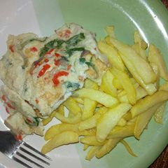 A picture of Potato chips and fried eggs.
