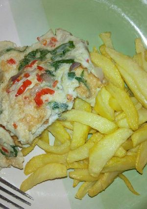 A picture of Potato chips and fried eggs.