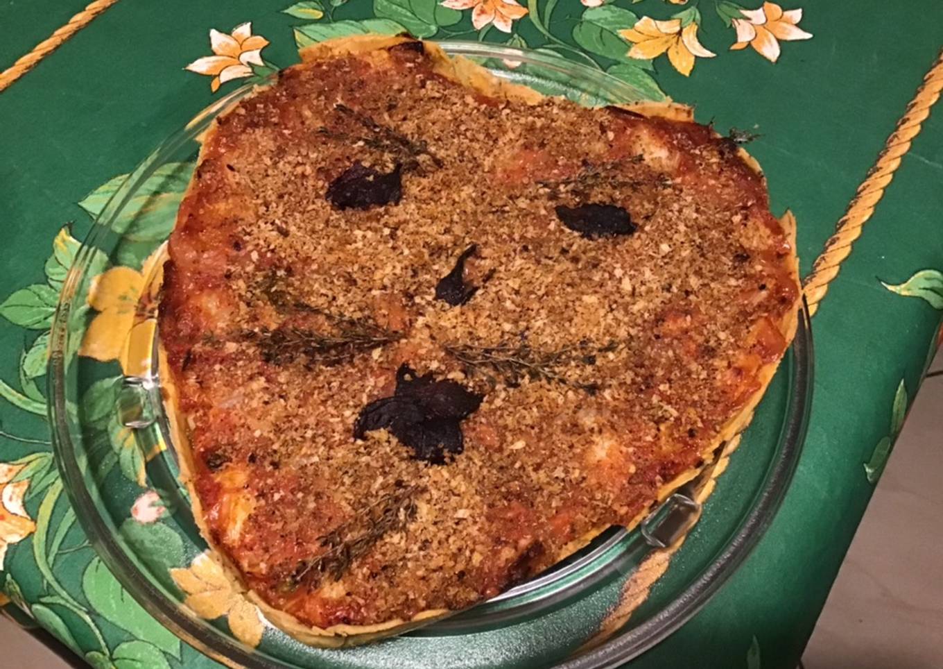 Tarte bonhomme » au céleri branche,tomates, mozzarella,oignon de roscoff et poivre vert frais