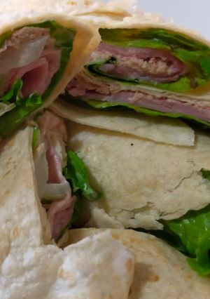 Una foto de Enrollados de atún con mayonesa 🌯