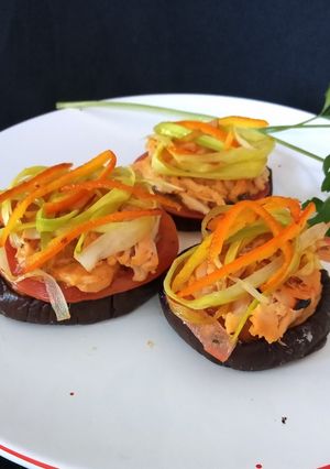 Una foto de Bocados de berenjenas y suprema de pollo.🍆 🍗🐔 Finger food. 🍛🫴