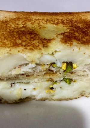 A picture of Custard bread sandwich.