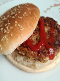 Una foto de Hamburguesas de avena, proteína de guisante y calabacín