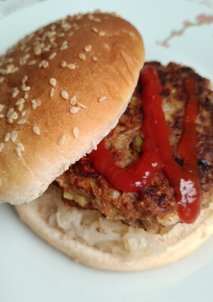 Una foto de Hamburguesas de avena, proteína de guisante y calabacín