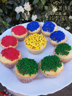 Una foto de Muffins de Coco C/Corazón de Dulce de Leche