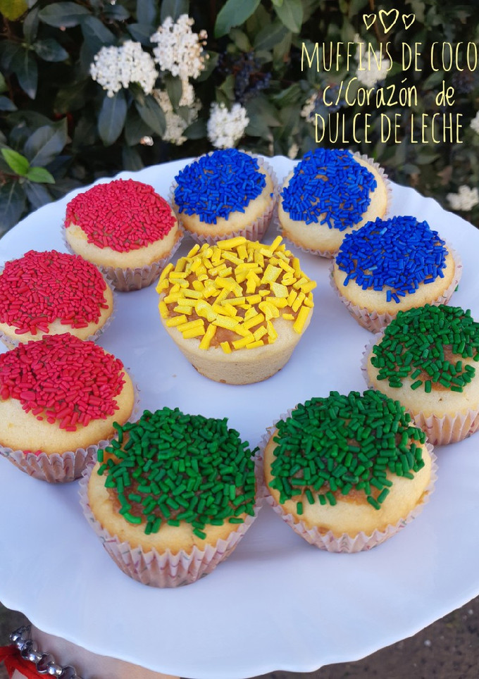 Una foto de Muffins de Coco C/Corazón de Dulce de Leche
