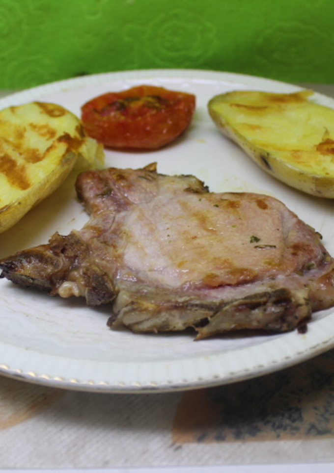 Una foto de Chuleta de cerdo con patata asada