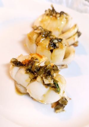 Una foto de Sepia a la plancha con salsa al cava