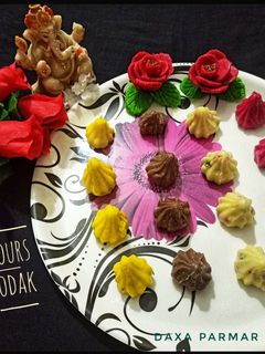 ફોર ફ્લેવર્સ ઈન વન મોદક (Four Flavours In One Modak Recipe in Gu રેસીપી મુખ્ય ફોટો