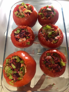 Una foto de Tomates rellenos fríos vegetarianos