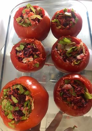 Una foto de Tomates rellenos fríos vegetarianos
