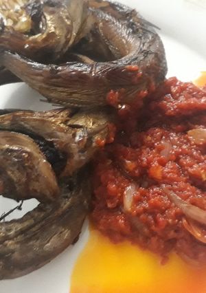 A picture of Grilled fish and pepper sauce.