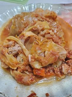 Una foto de Niños envueltos en repollo con carne al horno