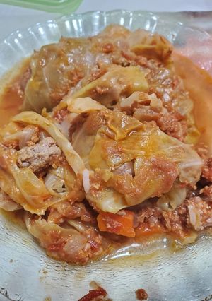 Una foto de Niños envueltos en repollo con carne al horno