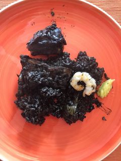 Una foto de Arròs negre amb sèpia, conill i escarxofes