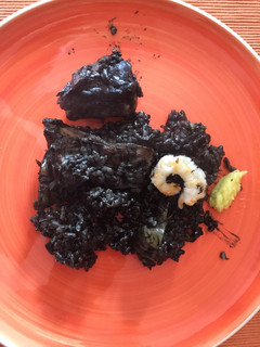 Una foto de Arròs negre amb sèpia, conill i escarxofes