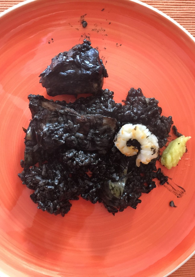 Una foto de Arròs negre amb sèpia, conill i escarxofes