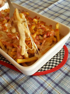 Una foto de Bacon cheese fries
