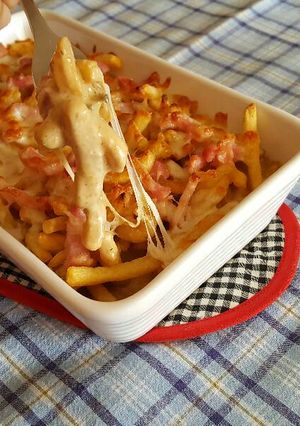 Una foto de Bacon cheese fries