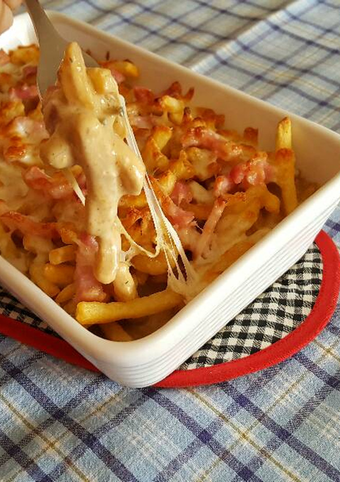 Una foto de Bacon cheese fries