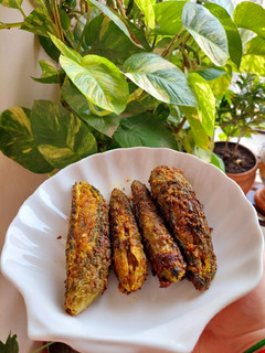 मसालेदार भरवां करेला(MASALEDAR BHARWA KARELE RECIPE IN HINDI) रेसिपी मुख्य फोटो