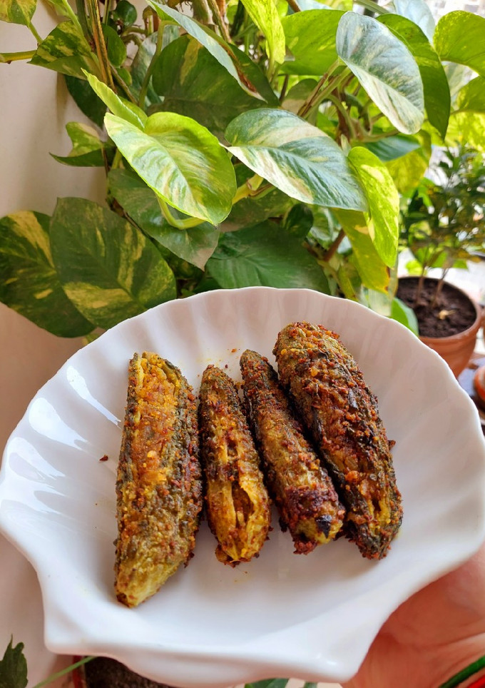 मसालेदार भरवां करेला(MASALEDAR BHARWA KARELE RECIPE IN HINDI) रेसिपी मुख्य फोटो