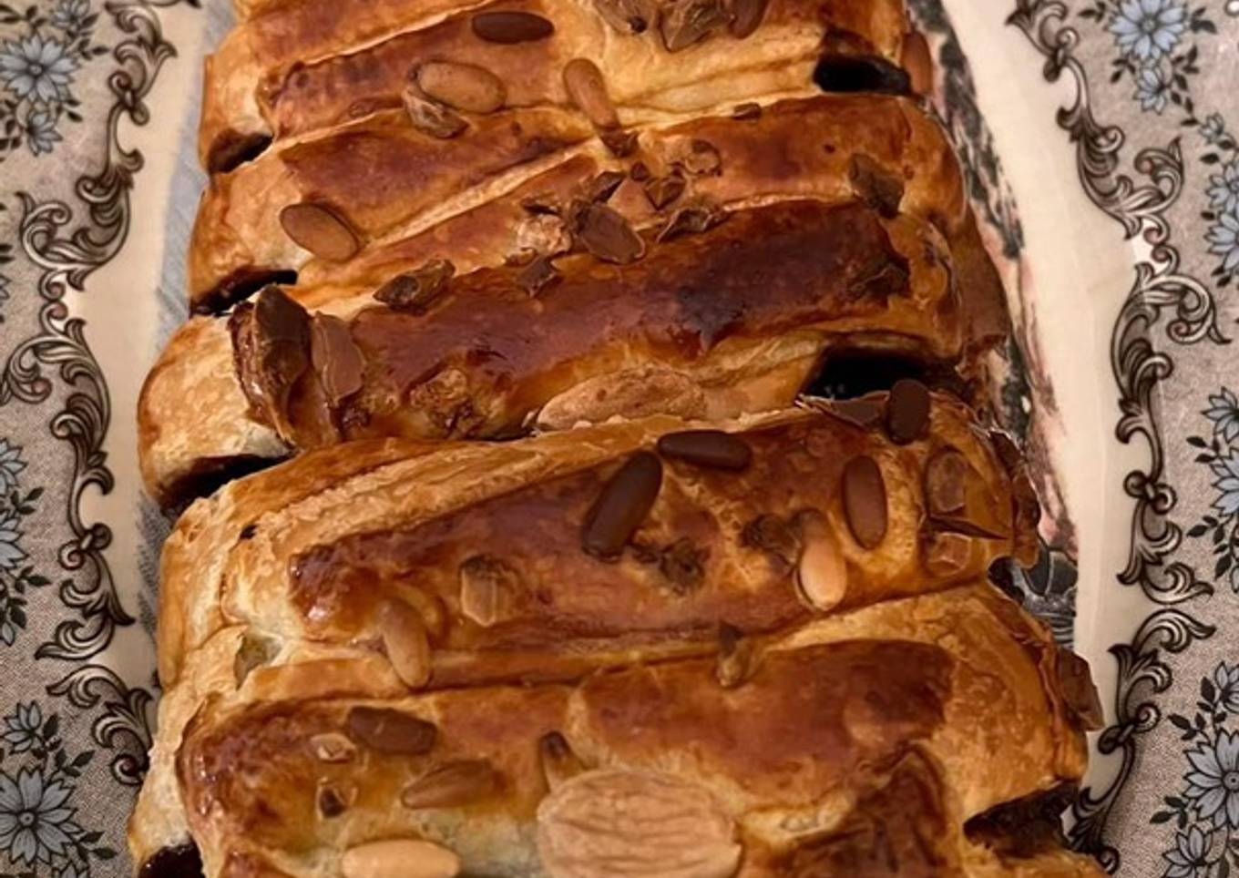 Trenza de hojaldre rellena de chocolate y cubierto de frutos secos🍃